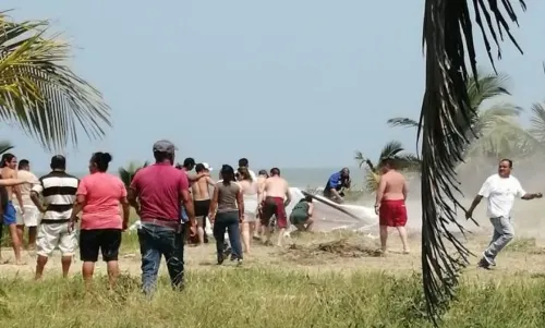 Se desploma avioneta en playas de Tecolutla, Veracruz; hay un muerto