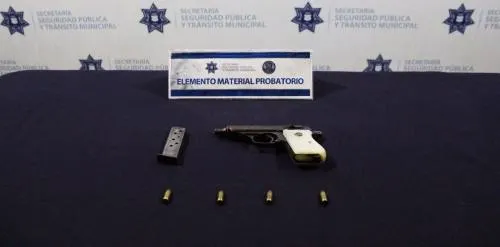 Detiene SSPTM de Puebla a persona por portación ilegal de arma de fuego y cohecho
