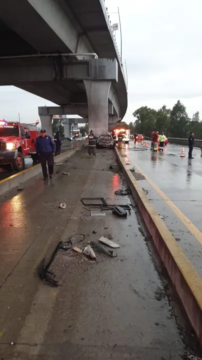 Vehículo se impactó contra trabe del segundo piso de la Autopista México-Puebla