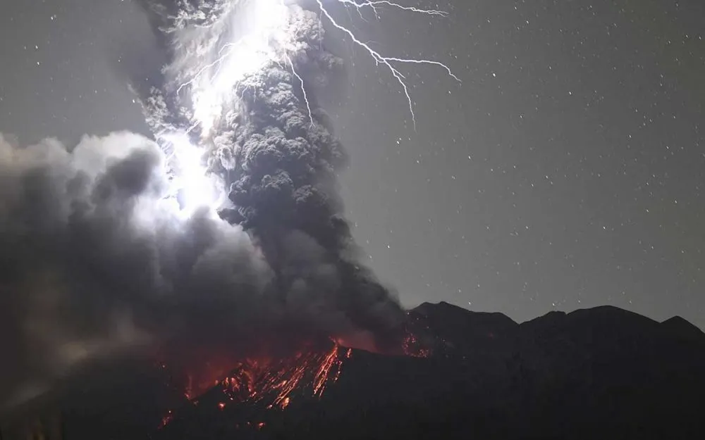 Japón declara alerta máxima por erupción de volcán