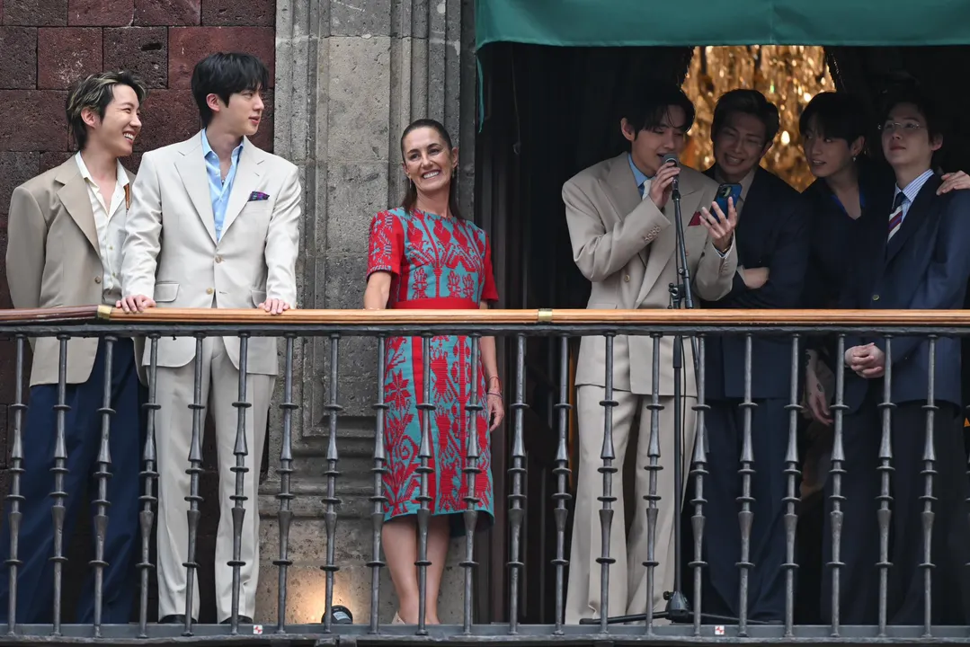 BTS desata euforia en el zócalo de CDMX tras reunión con Claudia Sheinbaum en Palacio Nacional