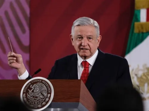 Lamenta López Obrador que no haya recorte a recursos de partidos