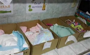 Recién nacidos duermen en cajas de cartón en Venezuela