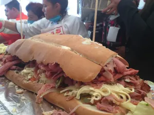 Se comen la torta más grande del mundo