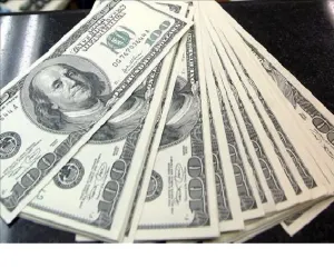 Dólar se vende hasta en 18 pesos en el AICM