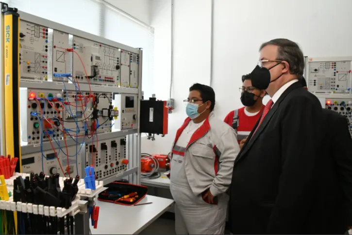 Ebrard recorre planta de Audi en Puebla y destaca sus inversiones