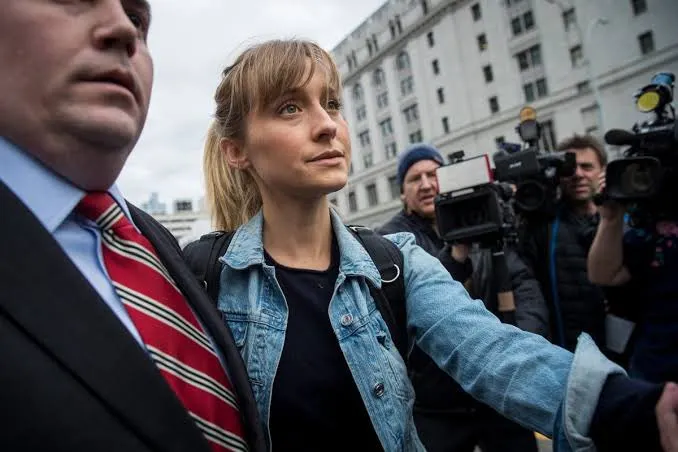Allison Mack sale de prisión tras cumplir condena por reclutar esclavas sexuales para una secta