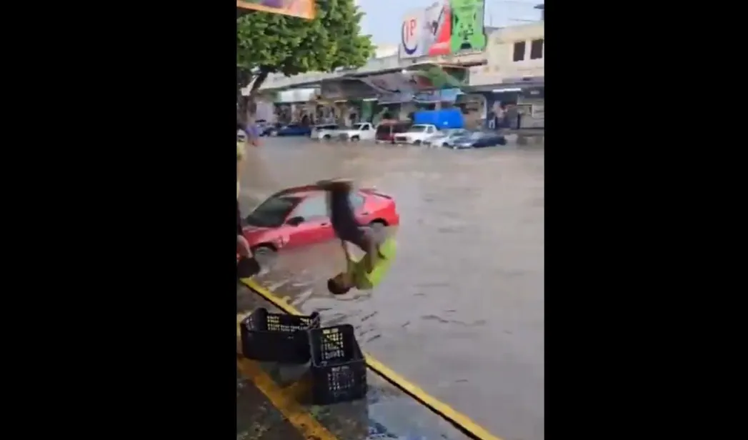 Jóvenes organizan concurso de clavados en inundaciones del Mercado de Abastos en Guadalajara