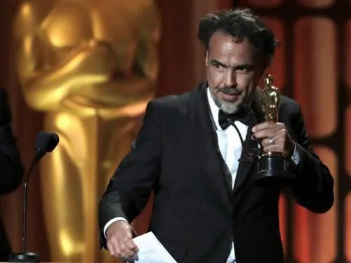 Un emocionado Iñárritu recibe el Oscar especial por “Carne y arena”
