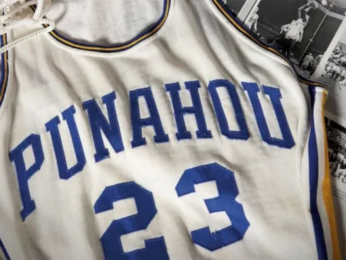 Subastan camiseta de basquet de Obama en 120 mil dólares