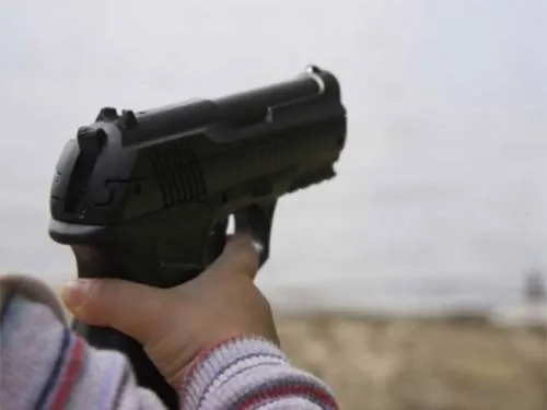 Niño de 4 años “se dispara” en el estómago; investigan a padres