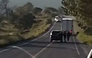 Hombres armados robaron dos tráileres junto con sus operadores en la Azumbilla–El Seco