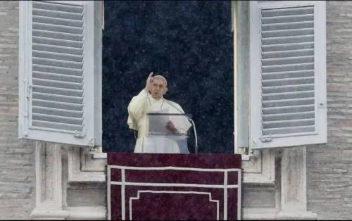 El Papa tacha al consumismo de “enfermedad psiquiátrica”