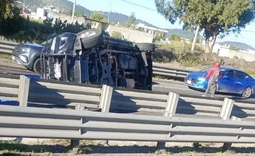 Vuelca camioneta en la Puebla-Orizaba y vecinos cometen rapiña