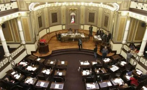 Del Ridículo al Jitomatazo: MORENA en el Congreso Poblano