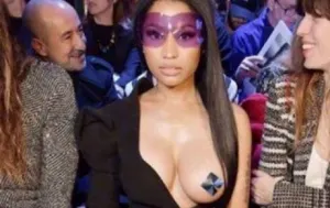 Nicki Minaj sorprende en París dejando al descubierto uno de sus pechos