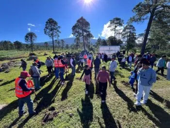 Granjas Carroll de México reforesta con más de 15 mil árboles el ejido Tenextepec, en Perote
