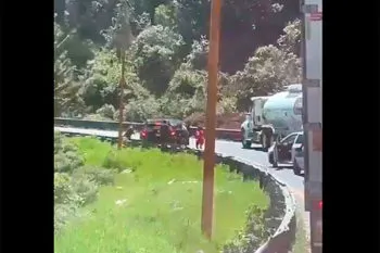 VIDEO: Despojan de su vehículo a una familia en la autopista Puebla-Orizaba