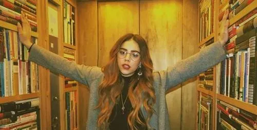 Danna Paola presume figura en traje de baño rojo