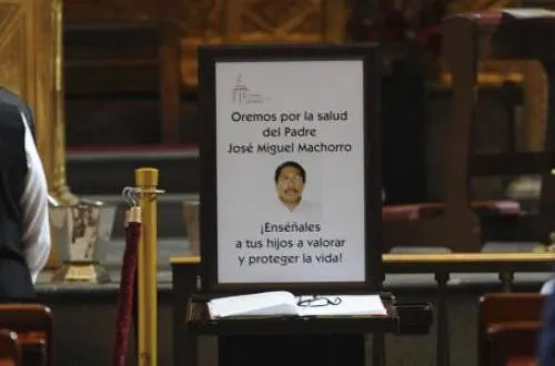 Internan de nuevo a sacerdote apuñalado en Catedral Metropolitana