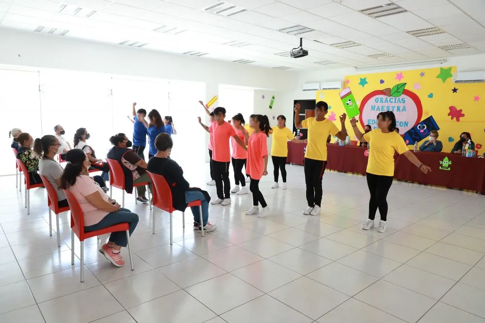 Rinde SEDIF homenaje a personal docente de casas de asistencia