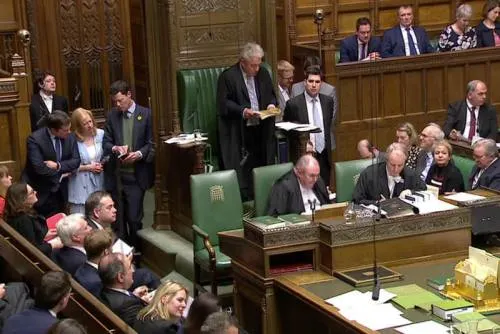 Parlamento británico rechaza las alternativas al Brexit propuestas por May