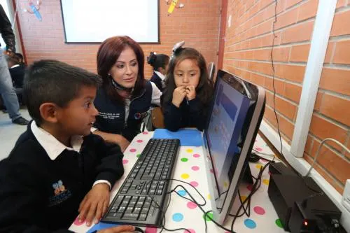 Dinorah López de Gali acerca a niñas y niños de preescolar a la tecnología