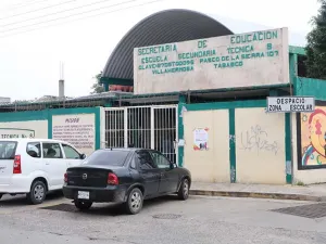 Alumna de secundaria amaga con cuchillo a maestra y compañeros