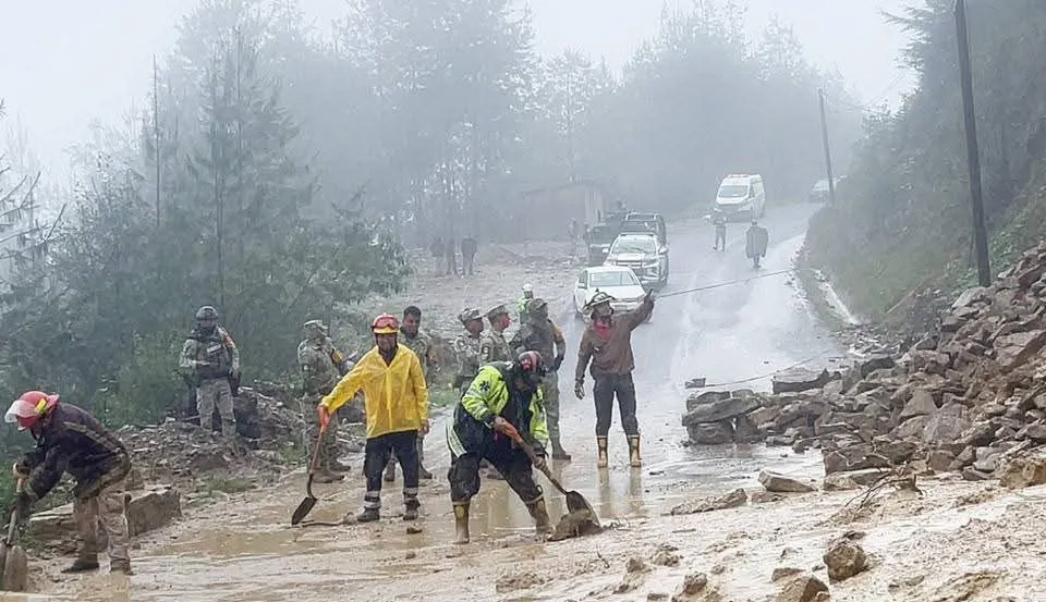 Huracán Erick provoca deslave y cierre total de la carretera Azumbilla-Tlacotepec en Puebla