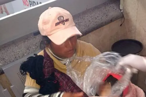 Por falta de recursos, madre intenta trasladar el cadáver de su hijo en autobús a Puebla