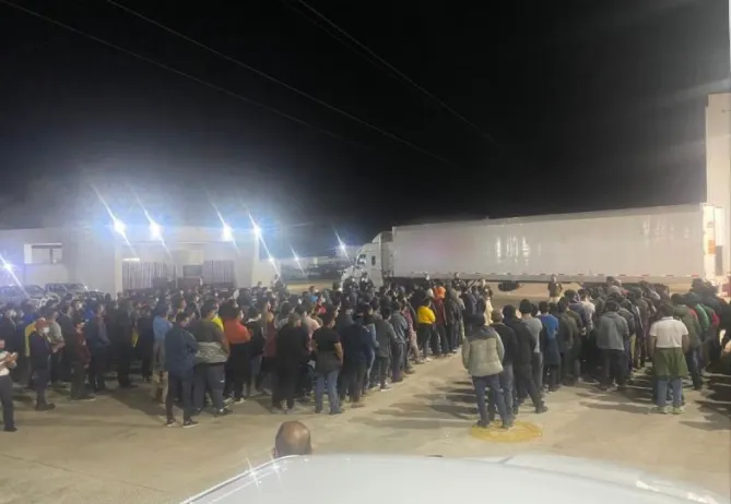Rescatan en Veracruz a 359 migrantes hacinados en un tráiler
