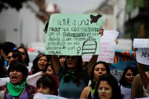 Mujeres se manifiestan en el Congreso de Puebla y exigen legalización de aborto y bodas gay