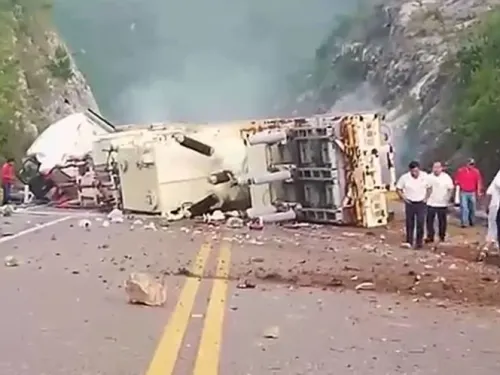 VIDEO: ¡Impactante! Vuelca tráiler con transformador de luz en Chiapas