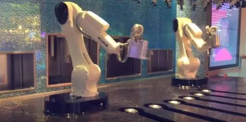 Dos robots se encargan de servir los tragos en un bar de Las Vegas