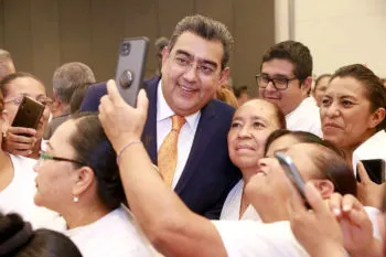 Enfermeras y enfermeros, fundamentales en el desarrollo de Puebla: Sergio Salomón Céspedes