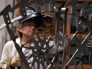 Bob Dylan expone lado oculto: La pasión por el hierro
