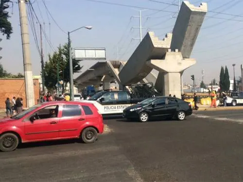 VIDEO: Colapsan trabes de concreto en obras del Tren México-Toluca