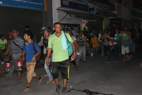 Pese a intento de desvío, más de 500 migrantes ingresan a Huixtla