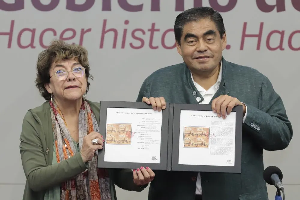 Preside MBH cancelación de estampilla conmemorativa por batalla del 5 de Mayo