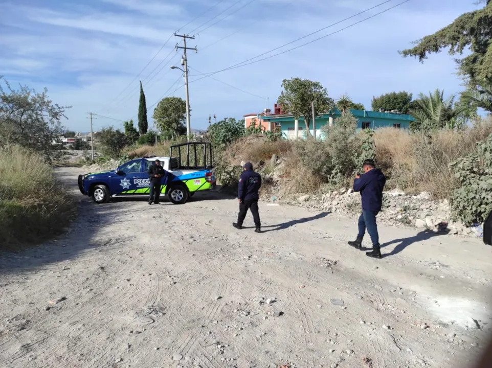 Encuentran muerto a varón con herida en la espalda al sur de la ciudad de Puebla