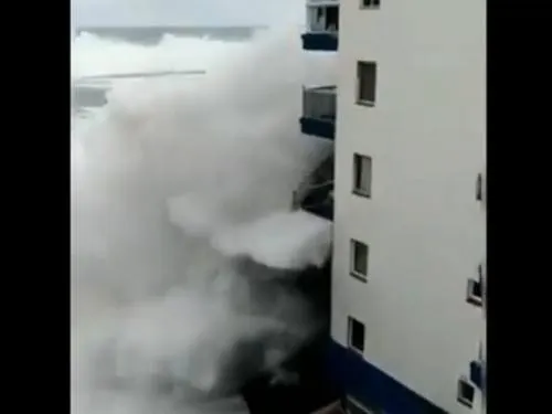 ¡Impresionante! Así golpean olas gigantes la costa de Tenerife, España