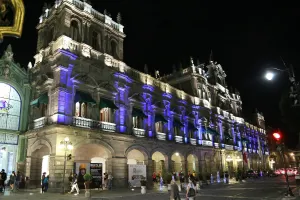 Iluminan de azul Palacio Municipal
