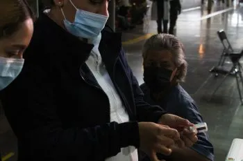 Más de 363 mil dosis de refuerzo para adultos mayores se han aplicado en Puebla: SSA