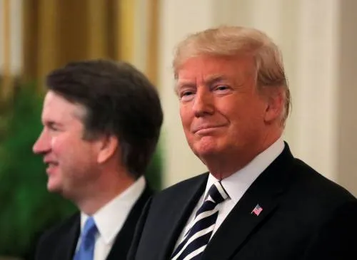 Brett Kavanaugh jura como juez del Tribunal Supremo de EEUU; Trump se disculpa
