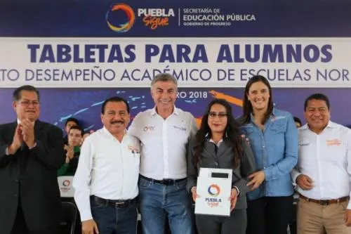 Tony Gali reconoce a estudiantes con alto desempeño académico