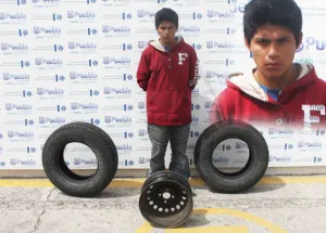 Par de rateros intentaban sustraer llantas y un rin de taller mecánico, Ssptm asegura a uno