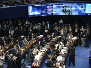 Senado de Brasil aprueba seguir con el juicio político contra Rousseff