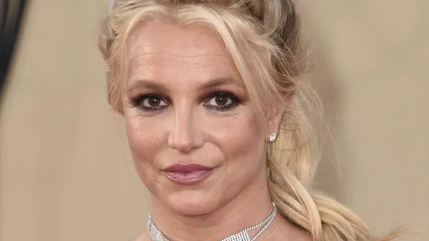 Britney Spears posa desnuda con un perrito y enloquece a fans