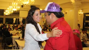 Graciela Palomares recibe de universitarios propuesta de ley