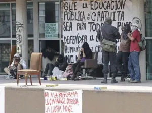Encapuchados de la UNAM se unen a CNTE en marcha